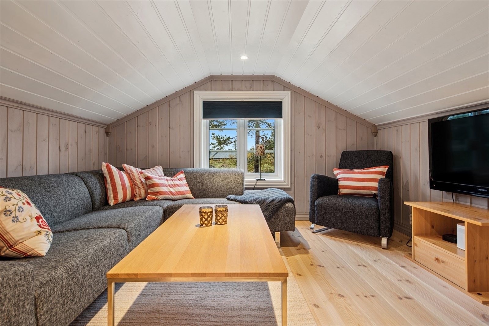 Hemsen er innredet med loftstue og soverom. Her er det lav takhøyde. Galleribilde