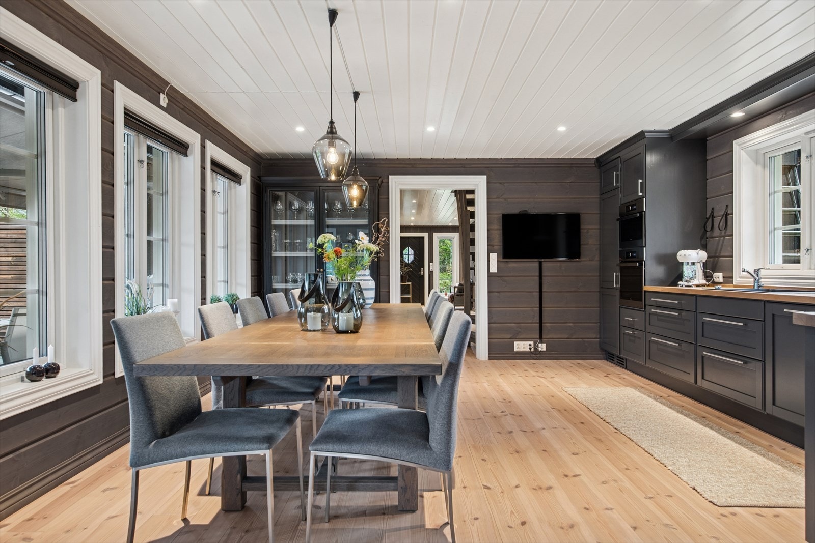 Flott kjøkken med spiseplass. Galleribilde