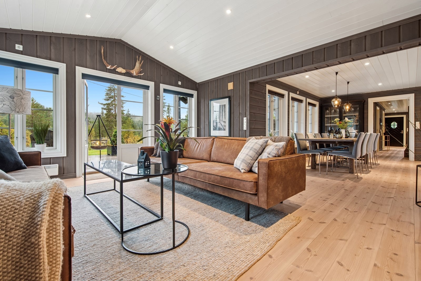 Lys og koselig stue med utgang til terrassen. Galleribilde