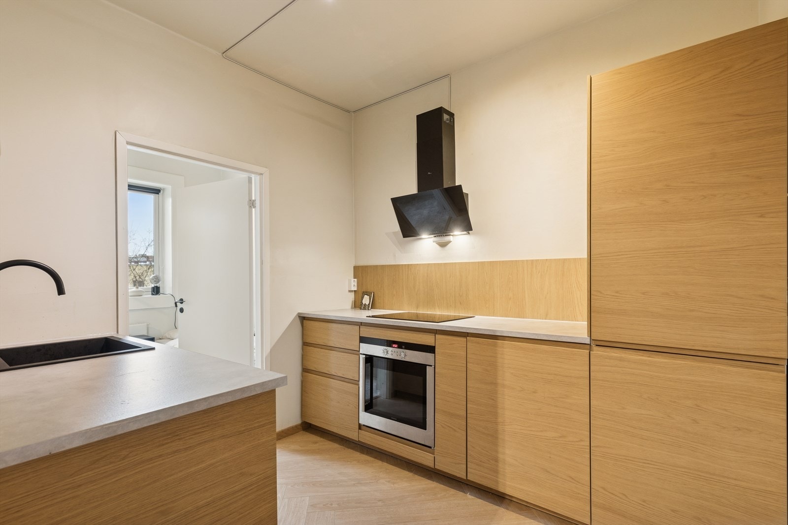 Kjøkkenet fremstår som moderne og stilrent, med lekker innredning fra 2025. Galleribilde