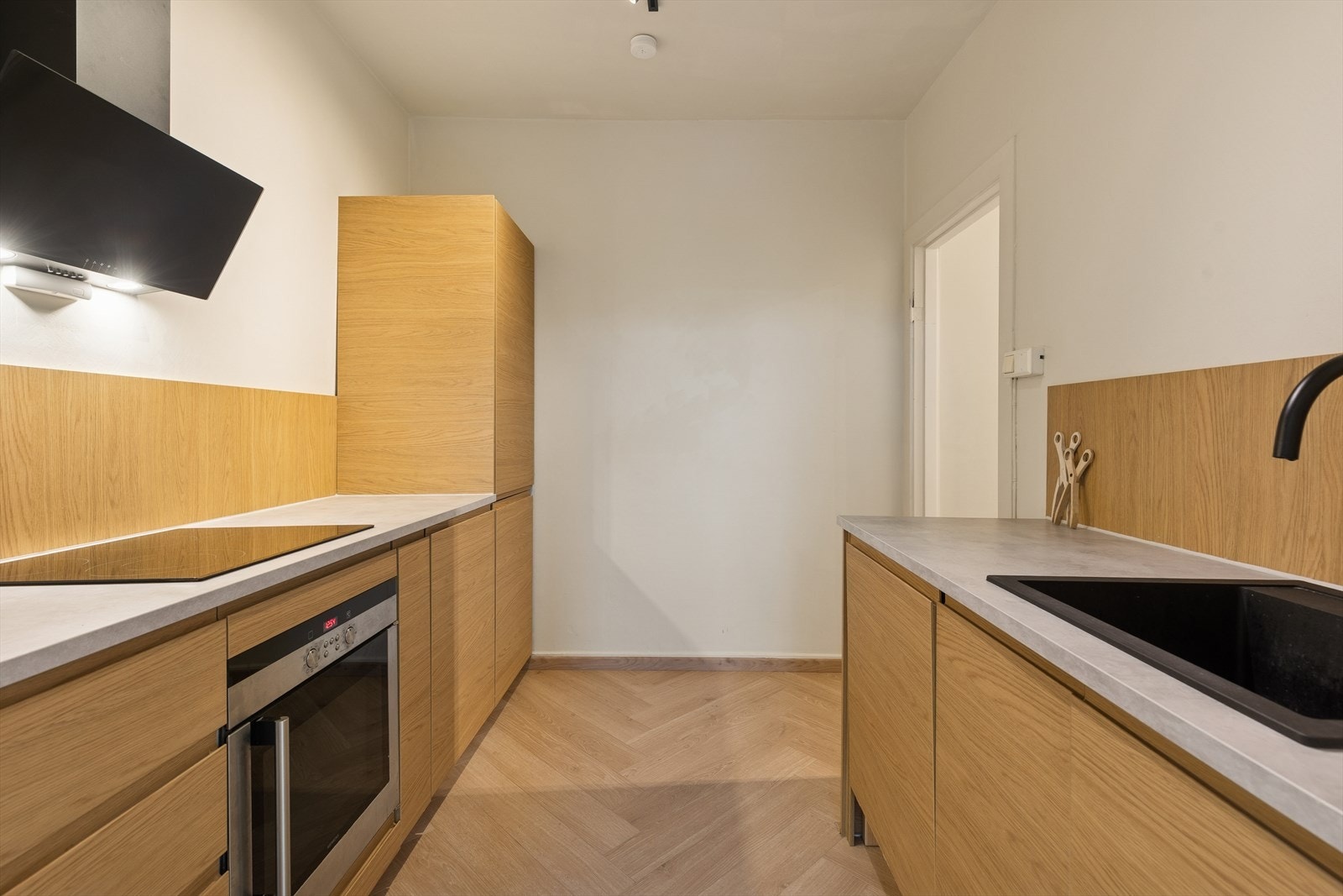 Innredningen har glatte fronter samt rikelig med benkeplass og gode oppbevaringsmuligheter. Galleribilde