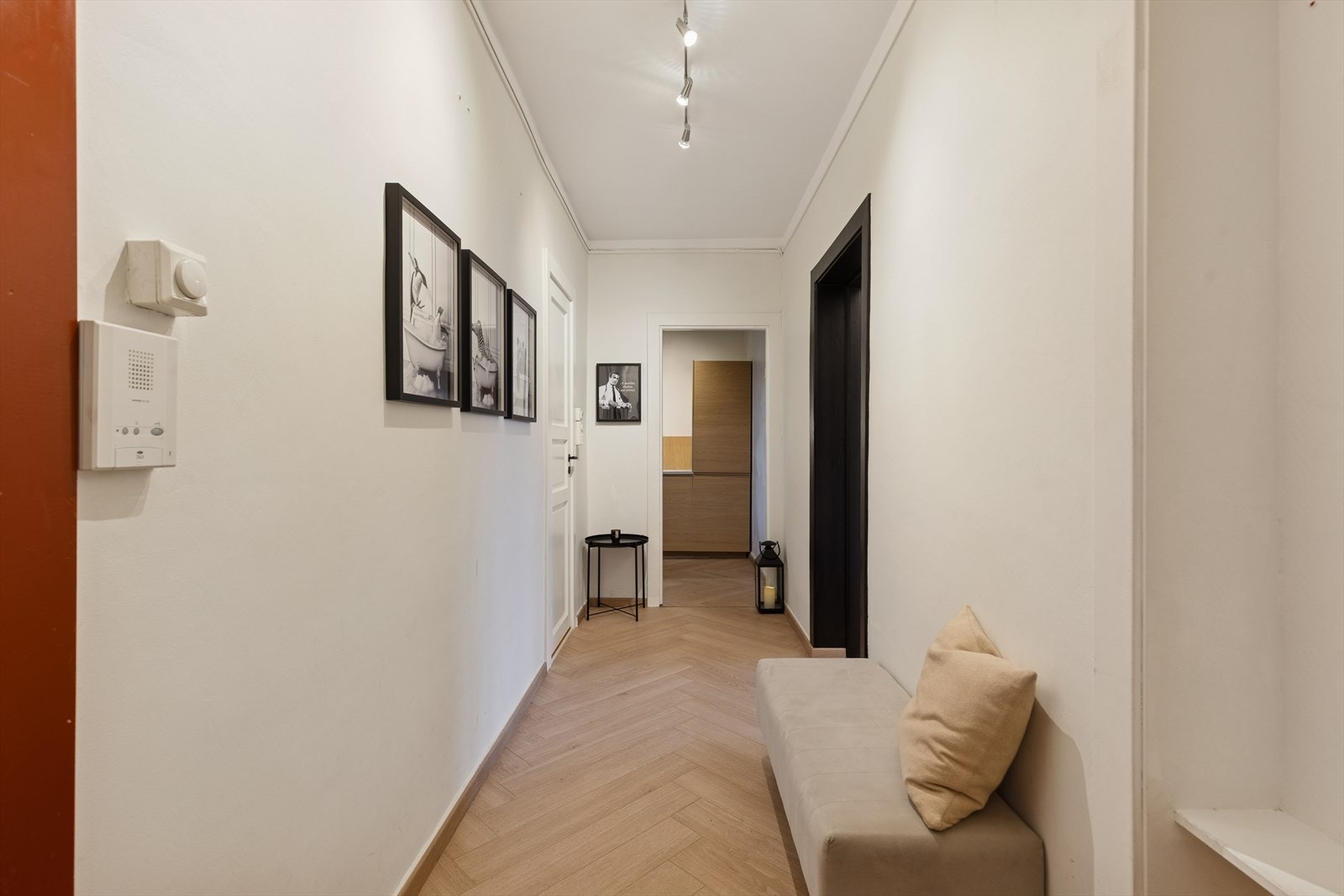 Romslig og avlang entré med god plass til yttertøy i en praktisk, innfelt nisjeløsning. Galleribilde