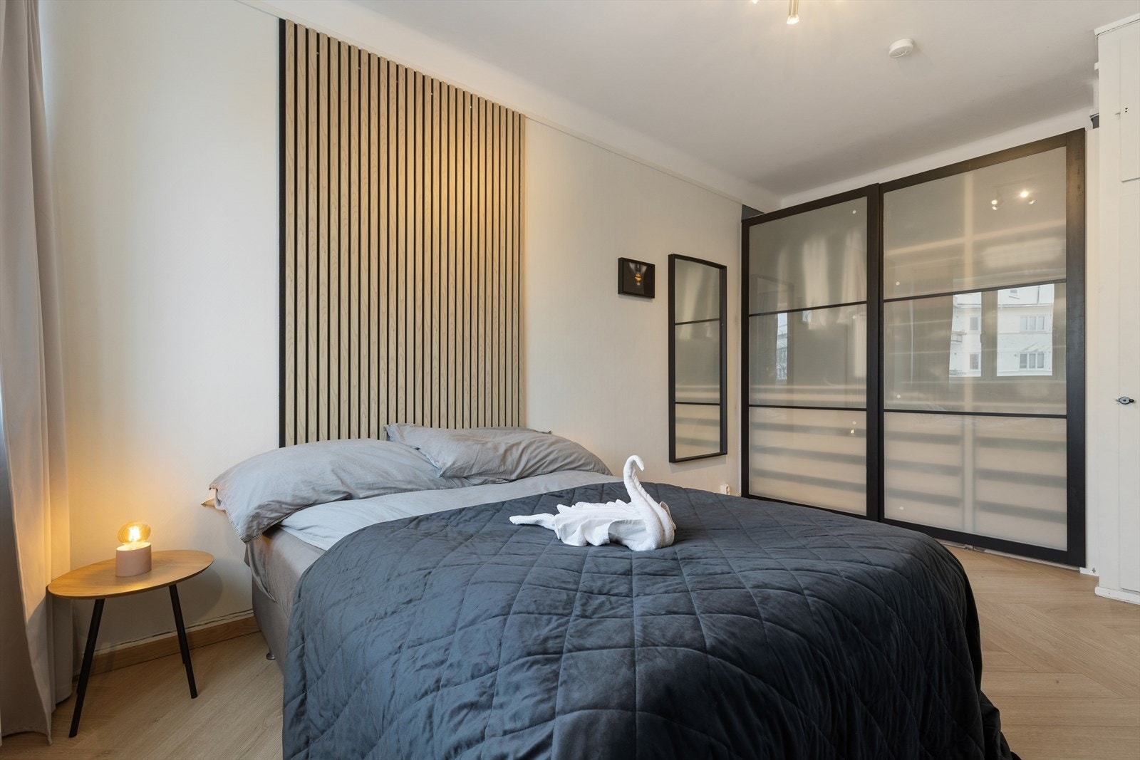 Skyvedørsgarderobne gir effektiv oppbevaringsløsning i hovedsoverommet. Galleribilde