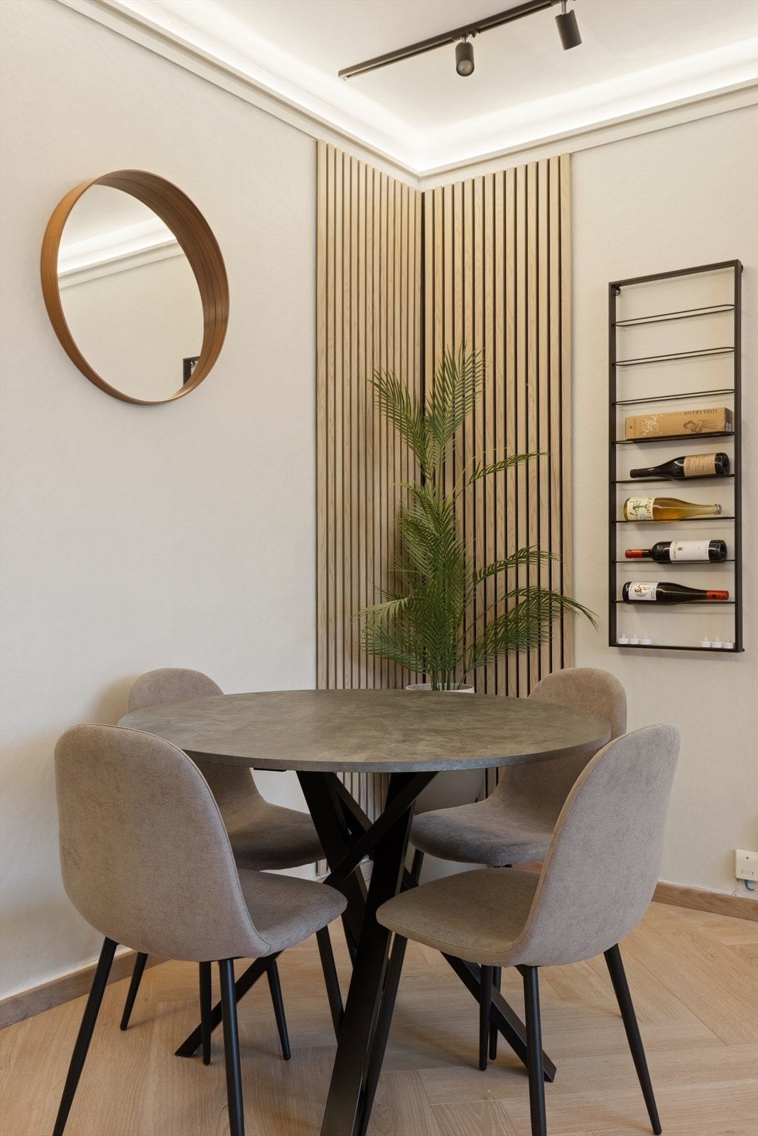 Plass til både sofagruppe og spisebord gir fleksible møbleringsmuligheter. Galleribilde