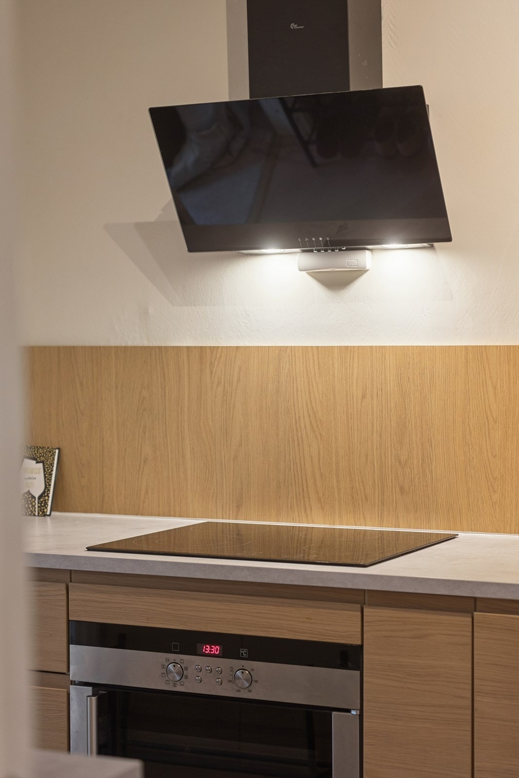 Kjøkkenventilator med kullfilter sikrer avtrekk fra kokesonen. Galleribilde