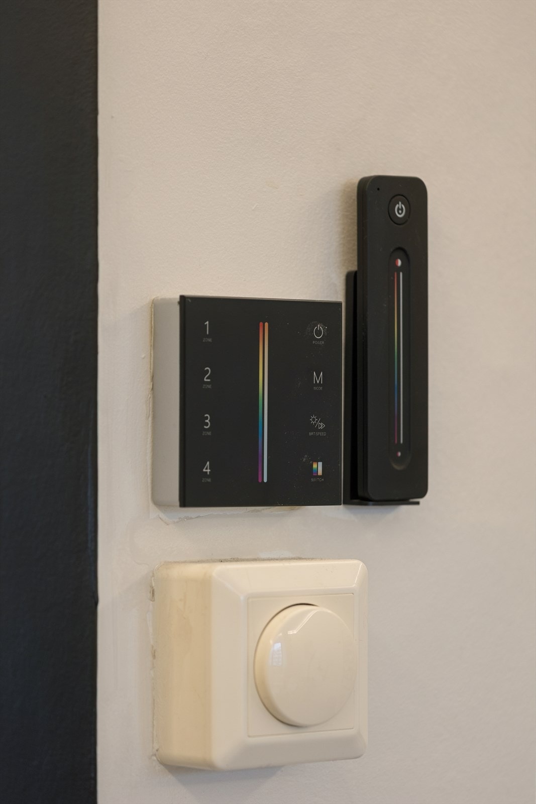 Veggmontert kontrollpanel gir enkel styring av belysningen. Galleribilde