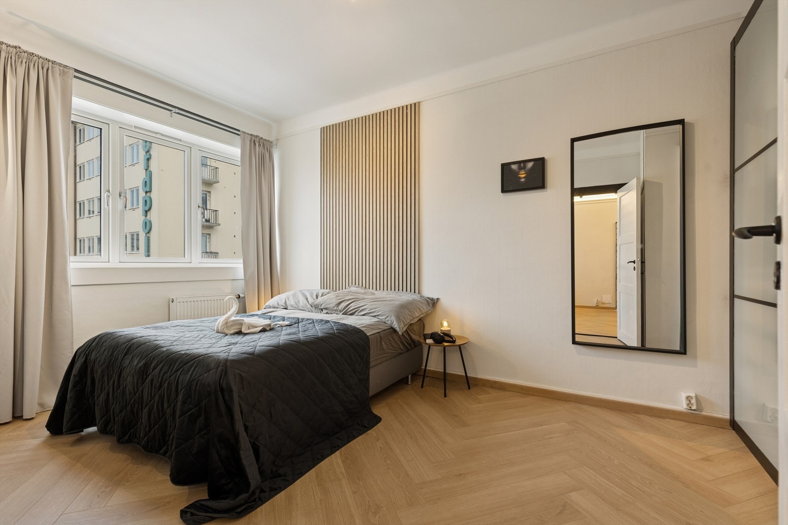 Hovedsoverommets utforming gir plass til stor seng, nattbord og annet ønskelig møblement. Galleribilde