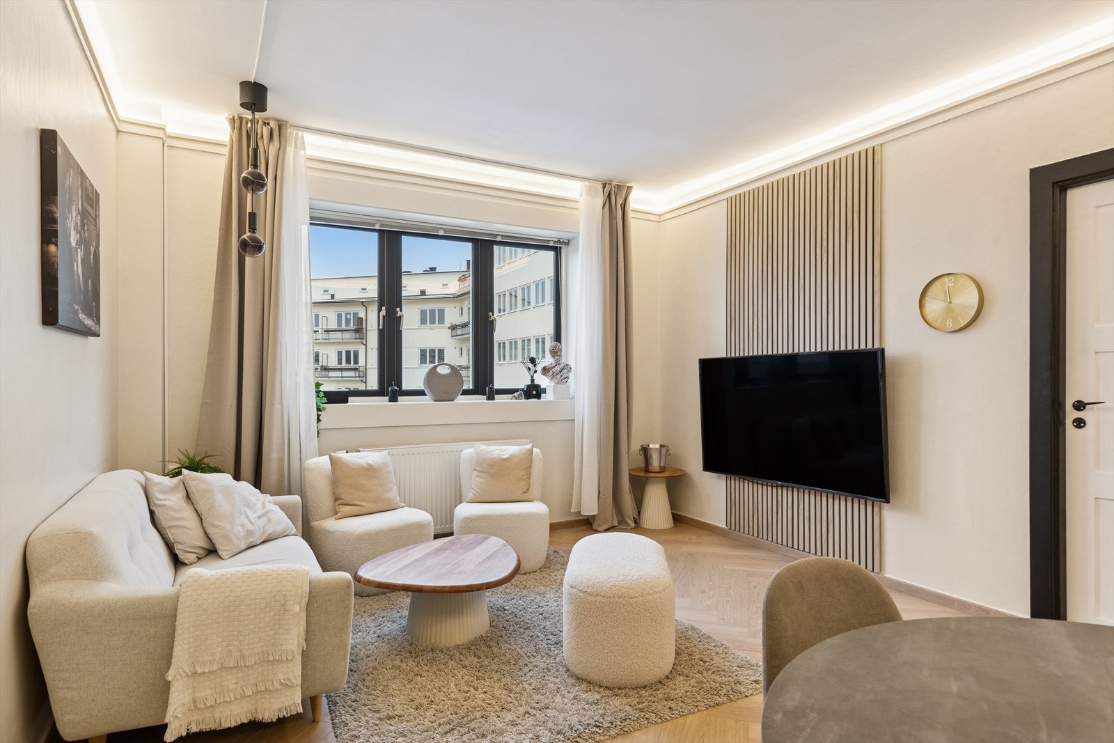 De store vindusflatene fra 2017 gir godt utsyn og naturlig lysinnslipp til stuen. Galleribilde