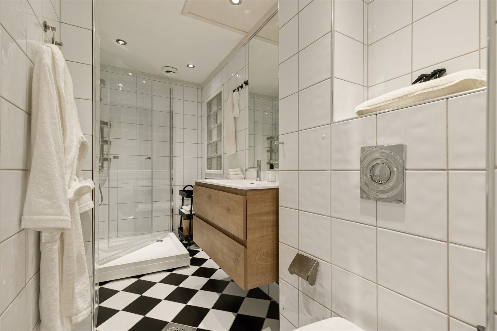 Flislagt baderom fra 2006, med elektriske varmekabler i gulvet, innfelt belysning i himling og opplegg for vaskemaskin. Galleribilde