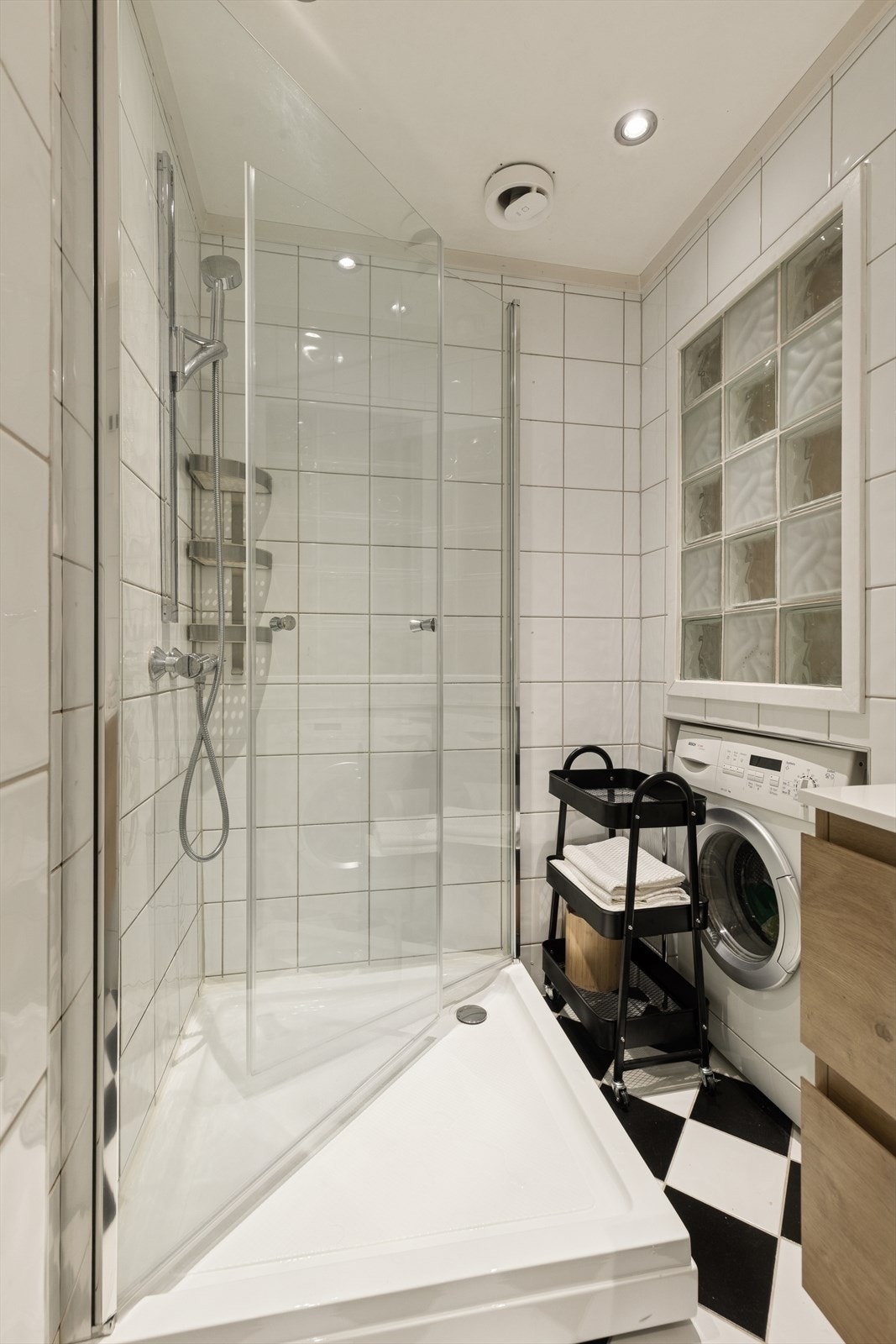 Badet er utstyrt med veggmontert klosett samt dusjhjørne med bunn og glassdører fra 2025. Galleribilde