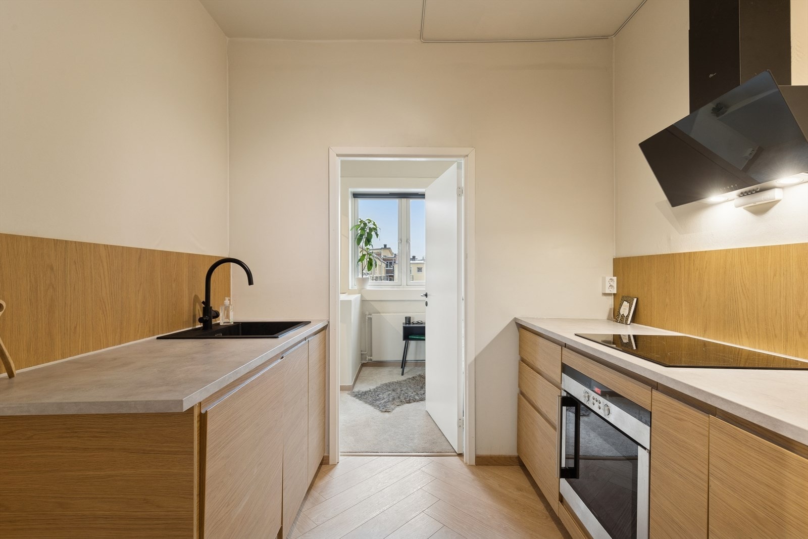 Benkeplaten i laminat er utstyrt med nedfelt oppvaskkum og kjøkkenkran. Galleribilde