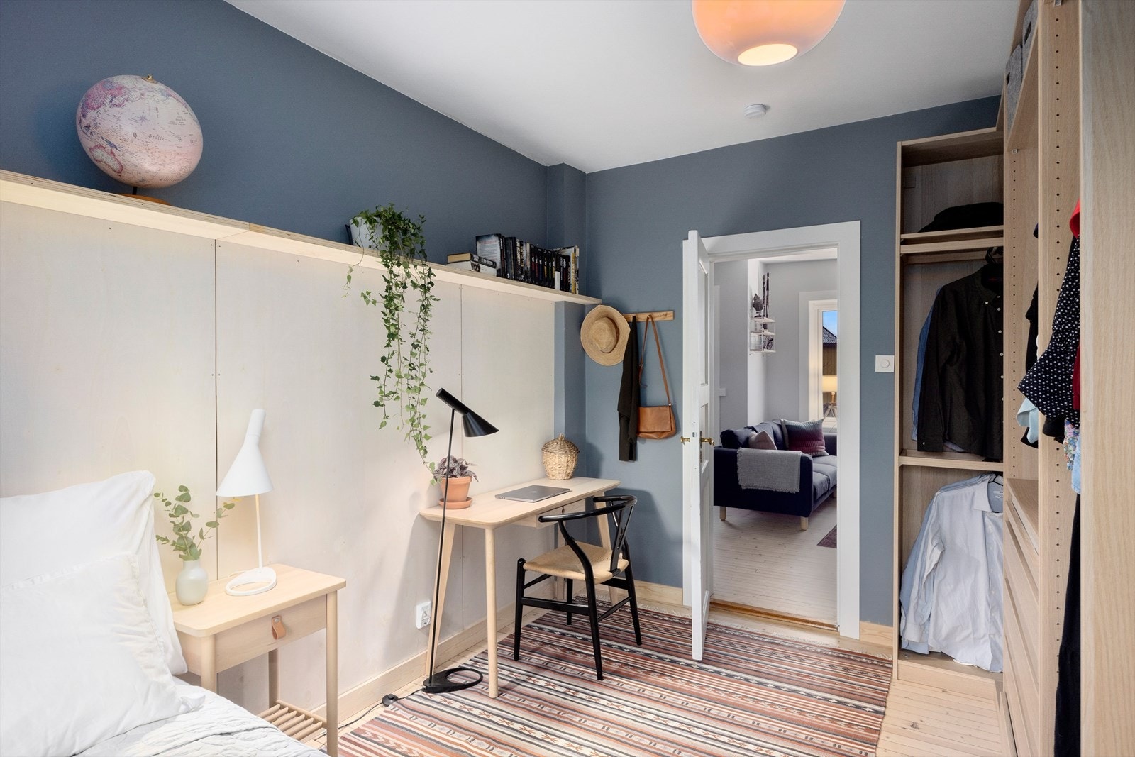 Rommet har rikelig plass til blant annet dobbeltseng og tilhørende soveromsmøblement Galleribilde