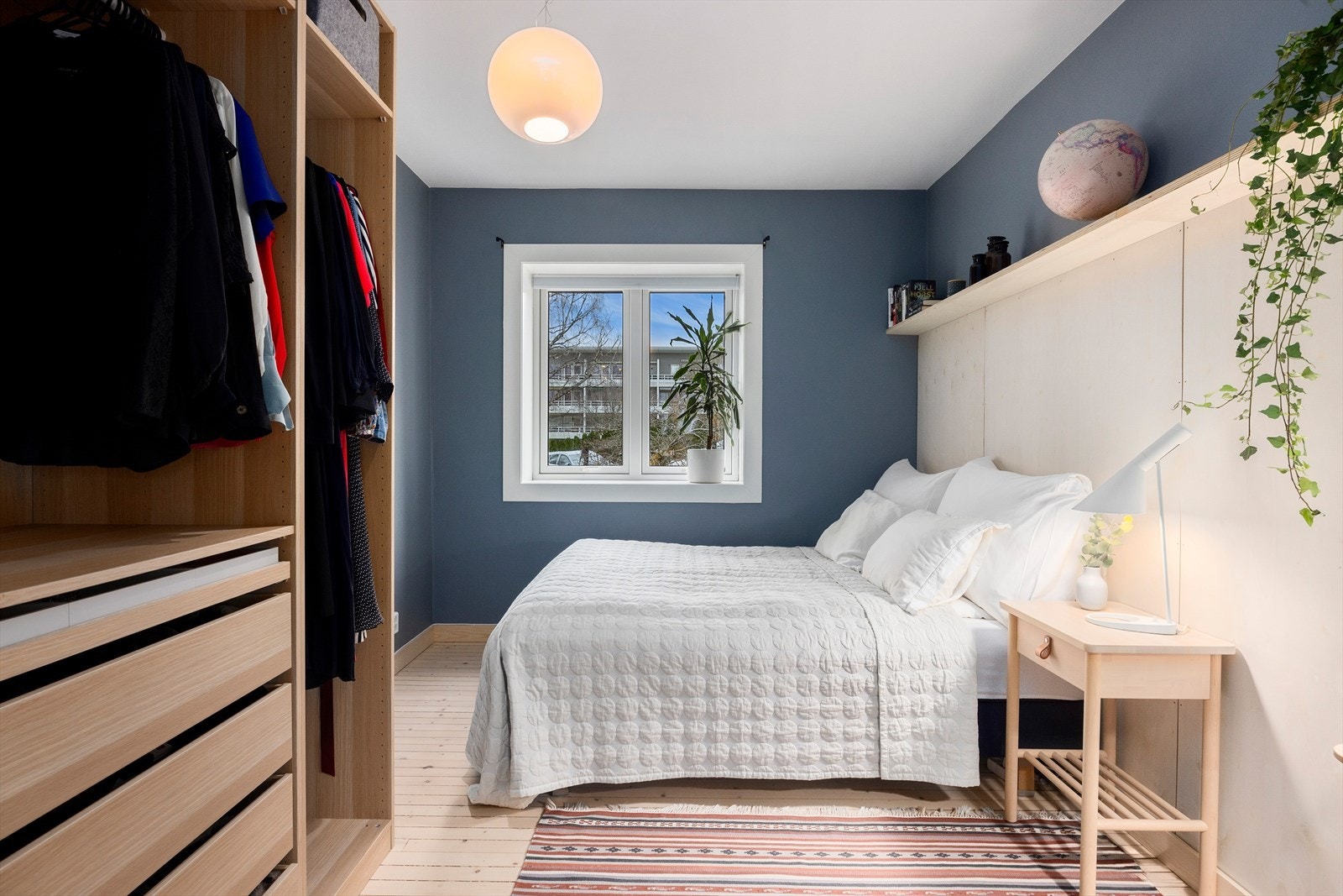 Hovedsoverommet er av god størrelse med ny garderobeløsning fra 2024 Galleribilde