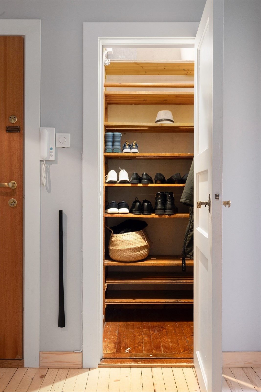 Praktisk kott i gangen med hyller til oppbevaring Galleribilde