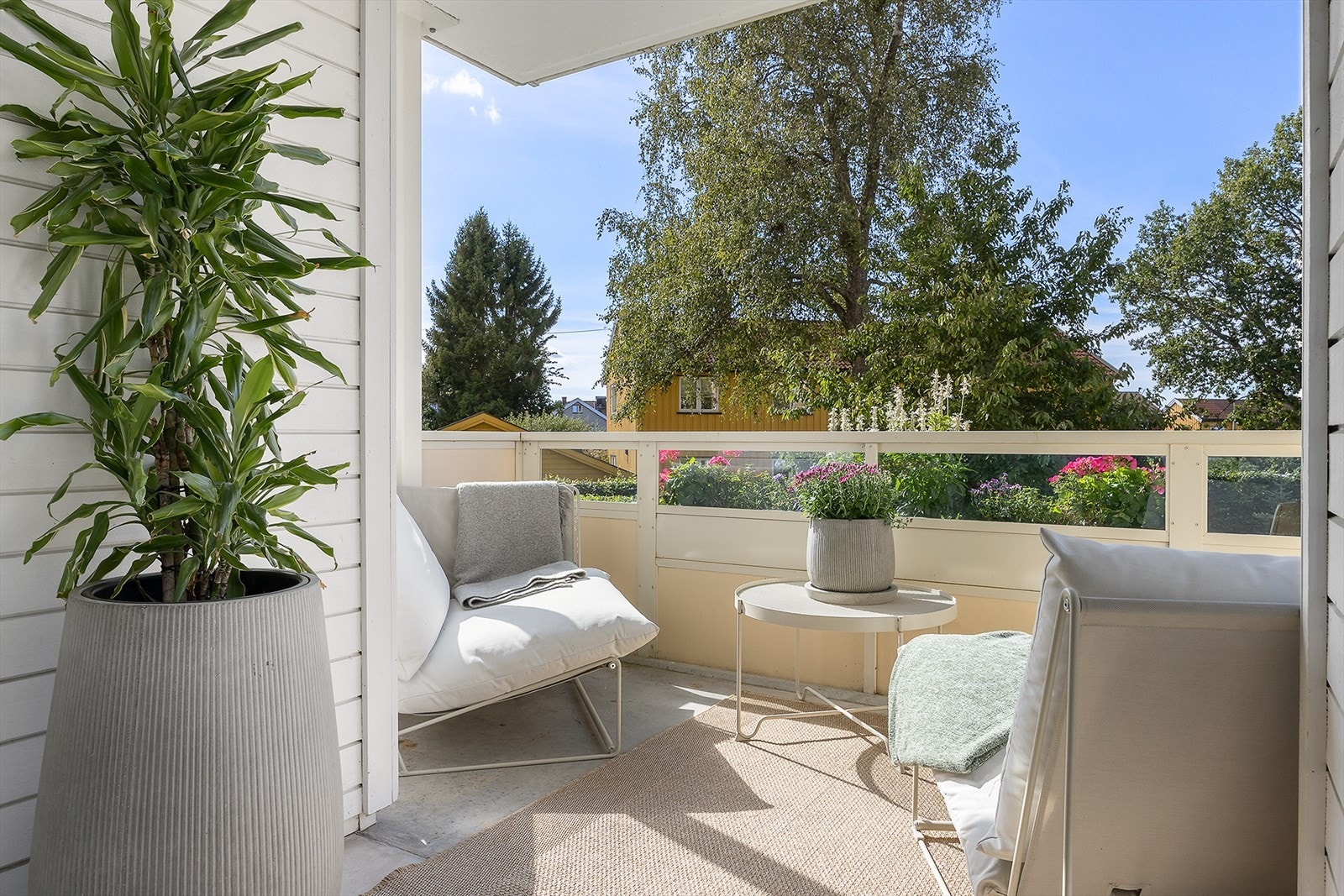 Balkongen er på 8 kvm og har rikelig med plass til utemøblement Galleribilde