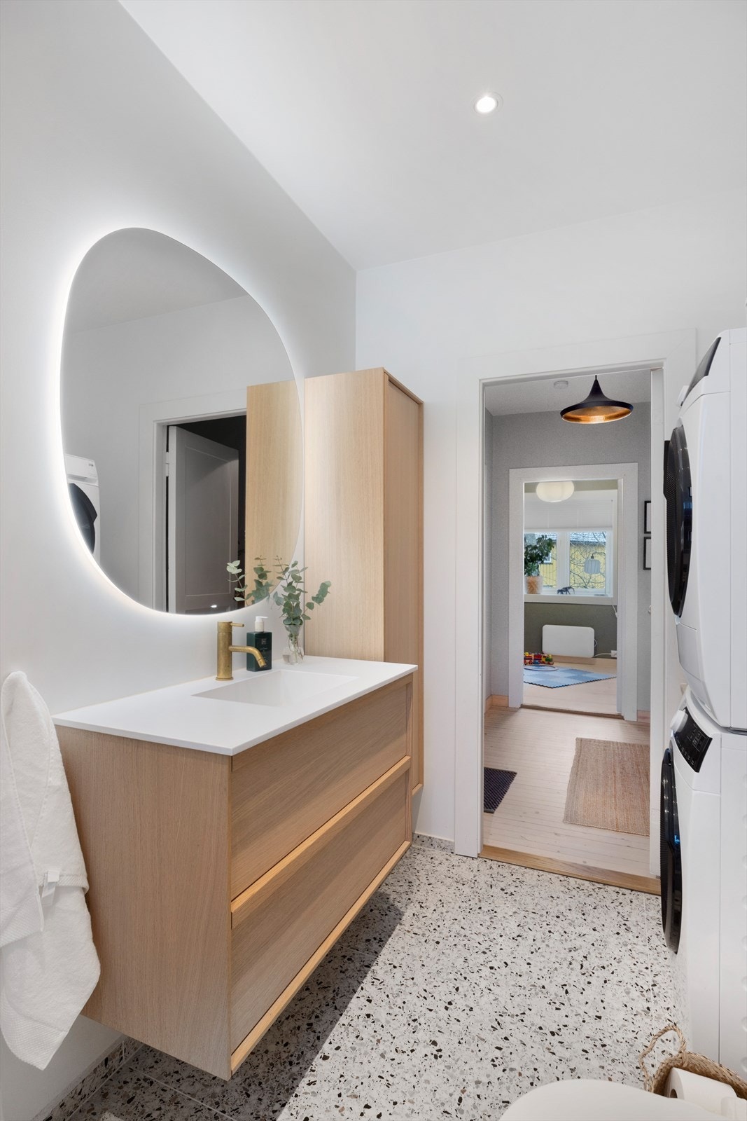 Flislagte vegger i dusjnisje, og flislagte gulv med varmekabler Galleribilde