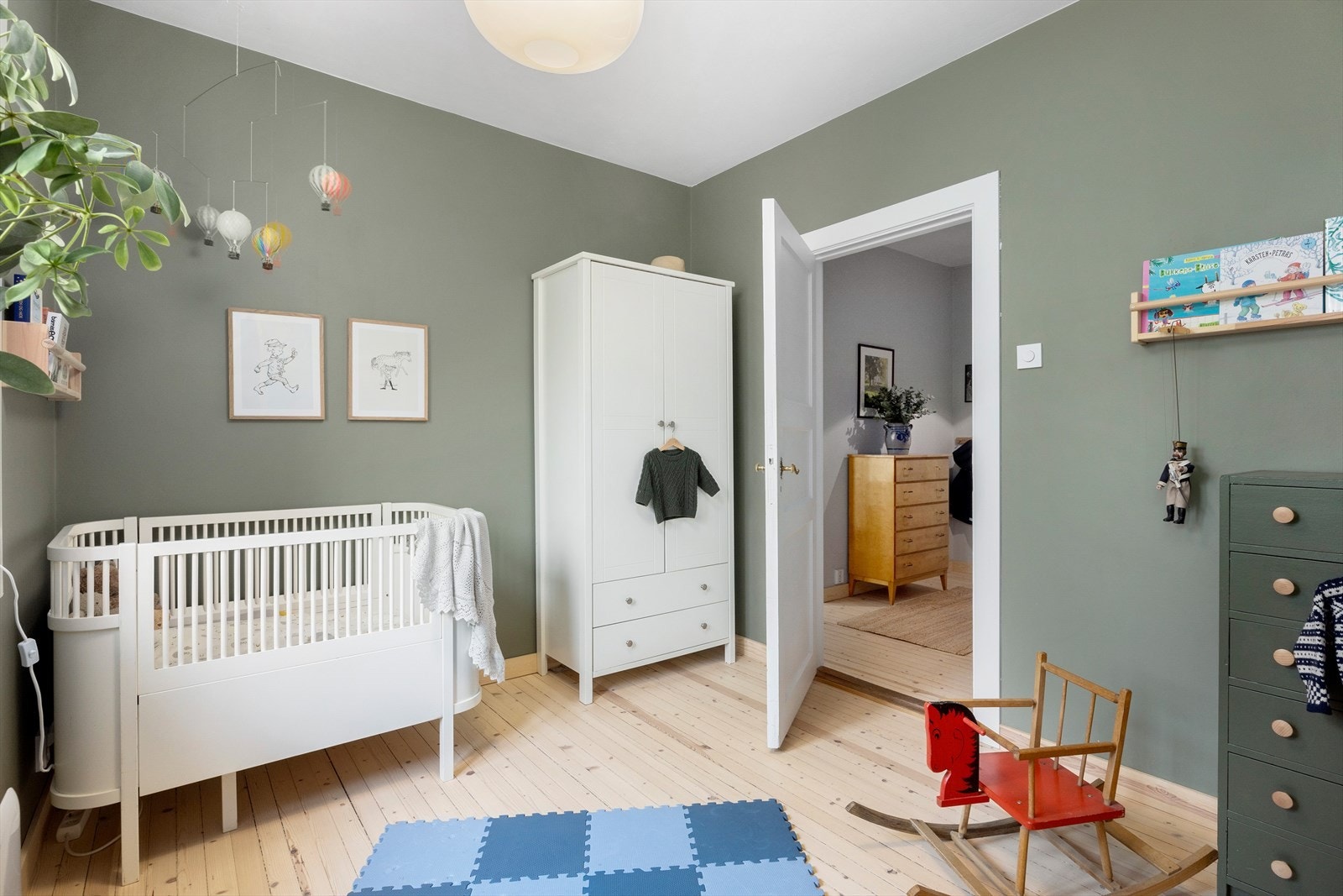 Rommet er av god størrelse med plass til seng, soveromsmøblement og garderobeskap Galleribilde