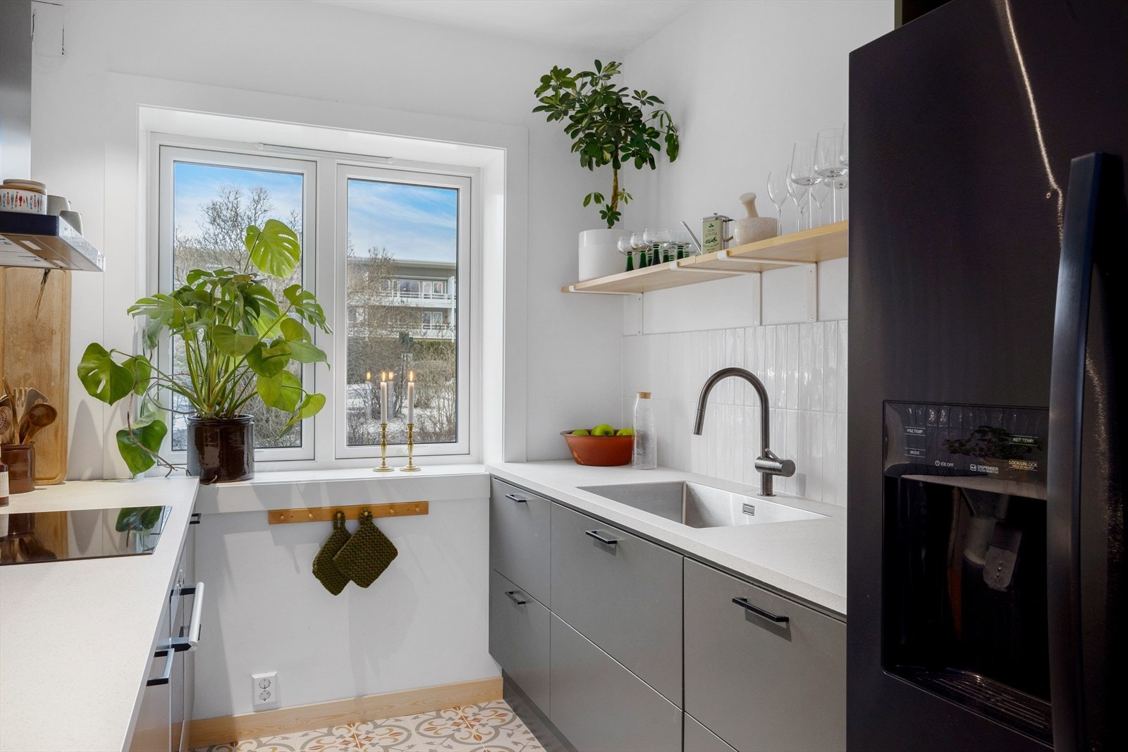 Kjøkkenet har godt med benkeplass og rikelig med skapinnredning Galleribilde