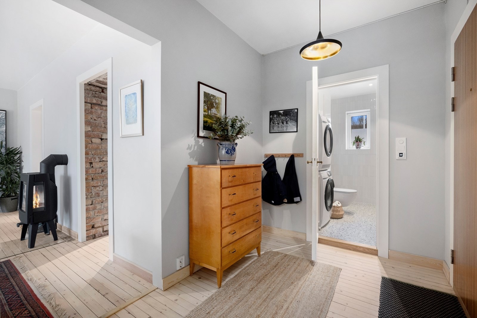 Pent inngangsparti med gode oppbevaringsmuligheter til ytterklær Galleribilde