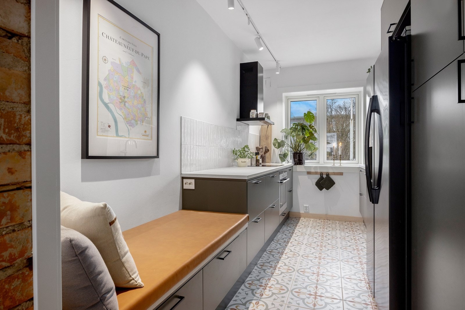 Induksjon platetopp og integrert stekeovn og oppvaskmaskin Galleribilde