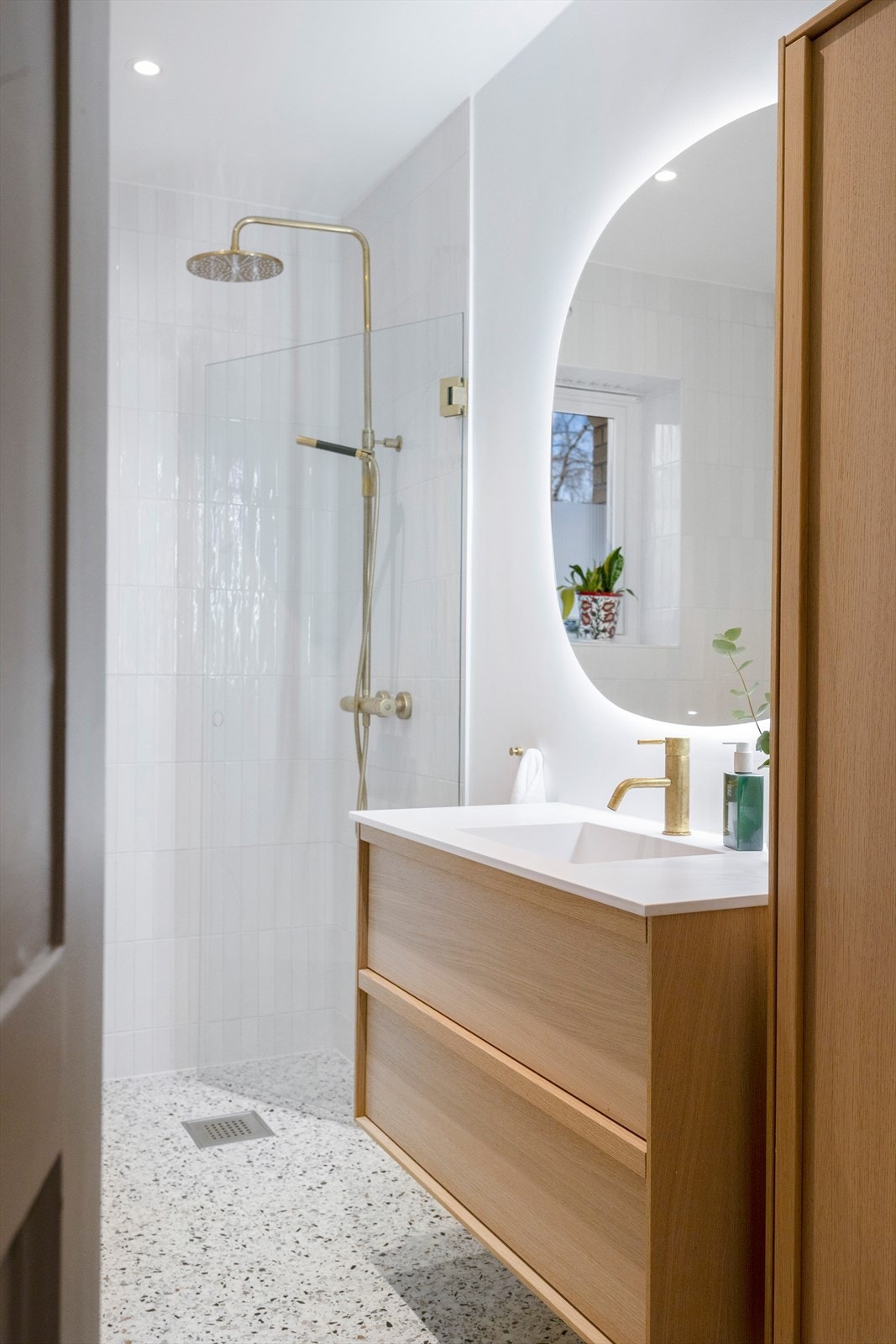 Badet er moderne med heldekkende servant med underskuffer og vegghengt høyskap Galleribilde