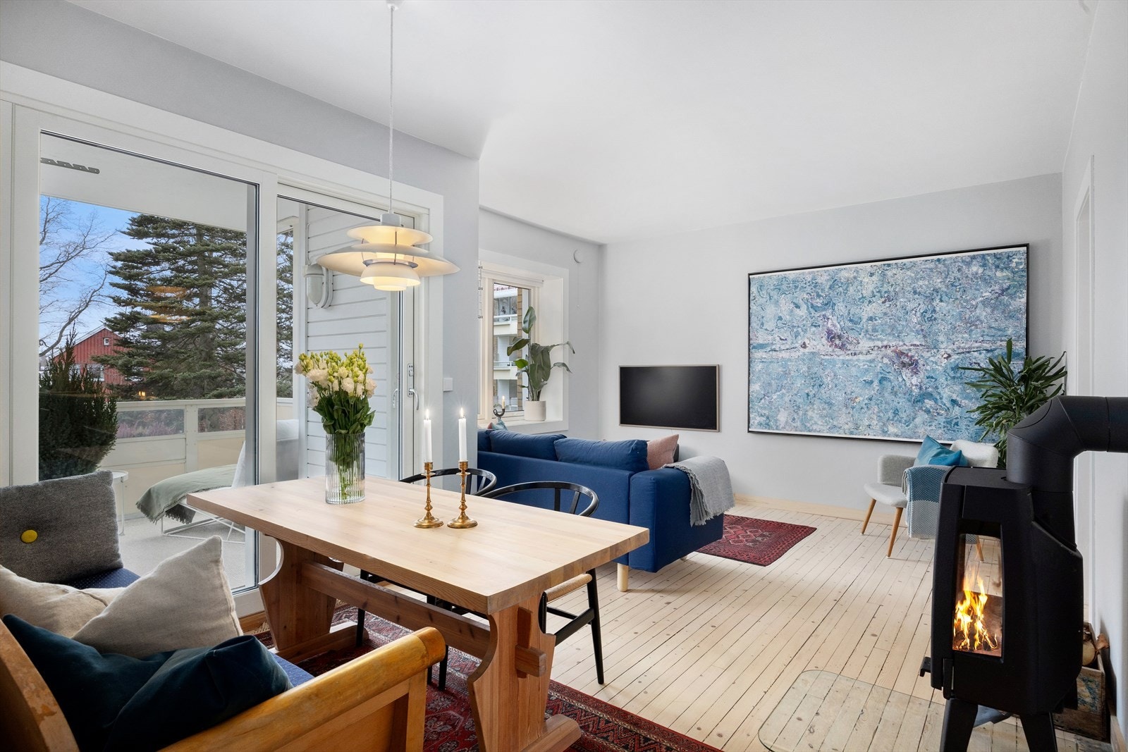 Store vindusflater som gir rikelig med naturlig belysning Galleribilde