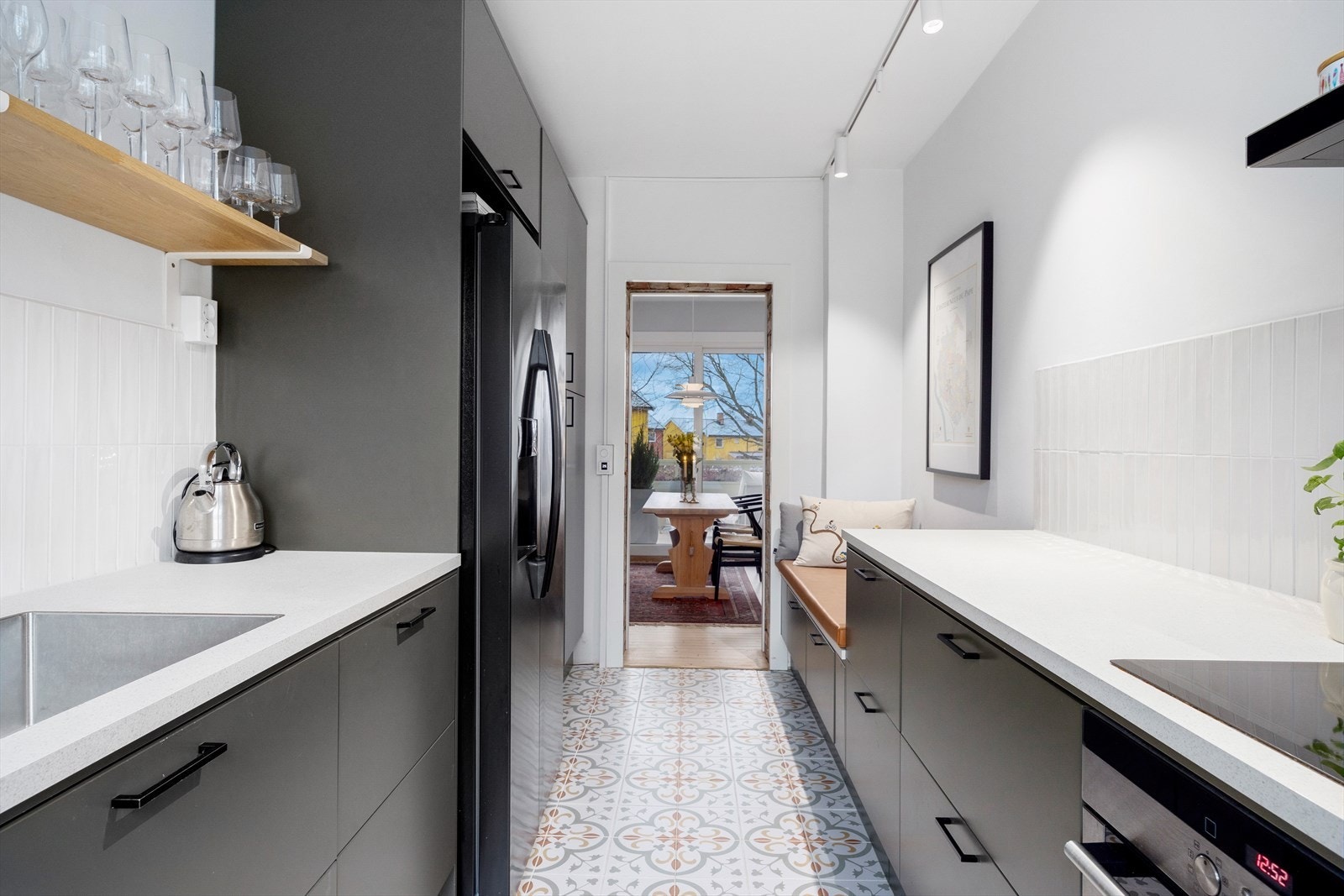 Stilrent og moderne Epoq kjøkken fra 2024 med glatte fronter Galleribilde