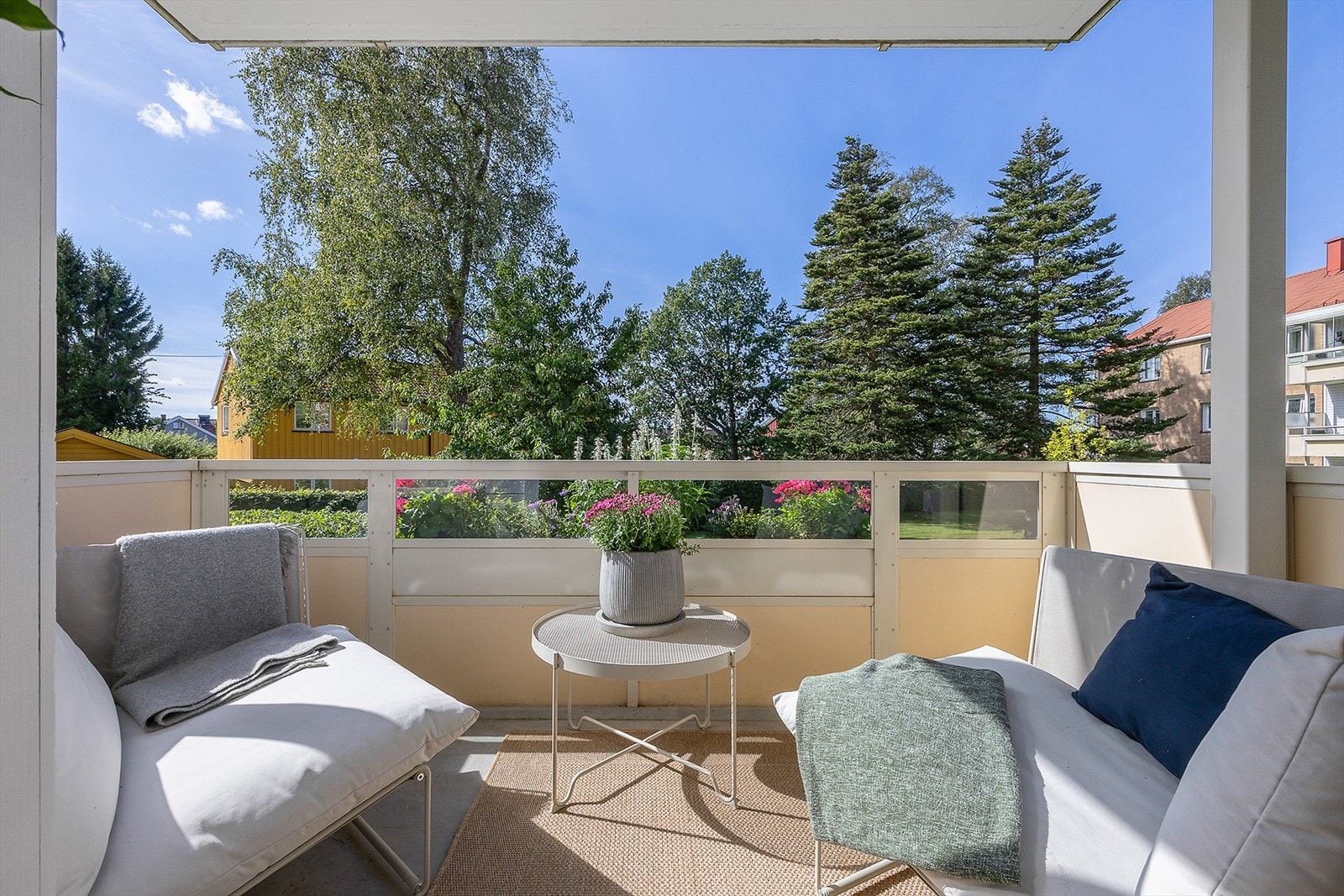 Selger opplyser om sol på balkong fra ca kl 12-13 på formiddagen til kl 22 på kvelden, midtsommers. Galleribilde