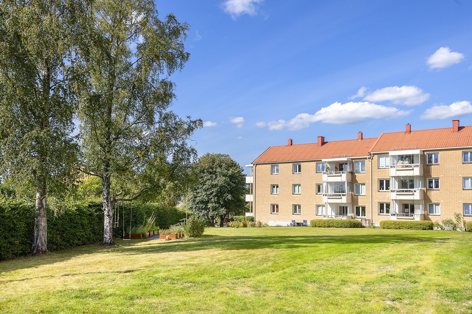 Uteområdene byr på skjønne grøntarealer hvor man kan nyte solfylte dager Galleribilde