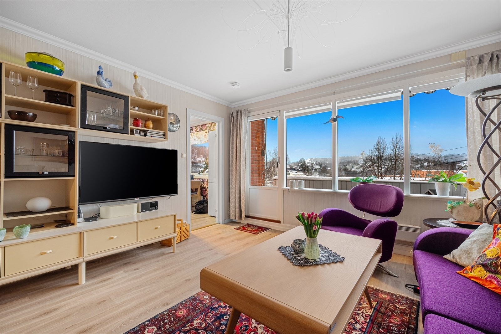 Stuen er lysmalt og har flotte laminatgulv. Galleribilde