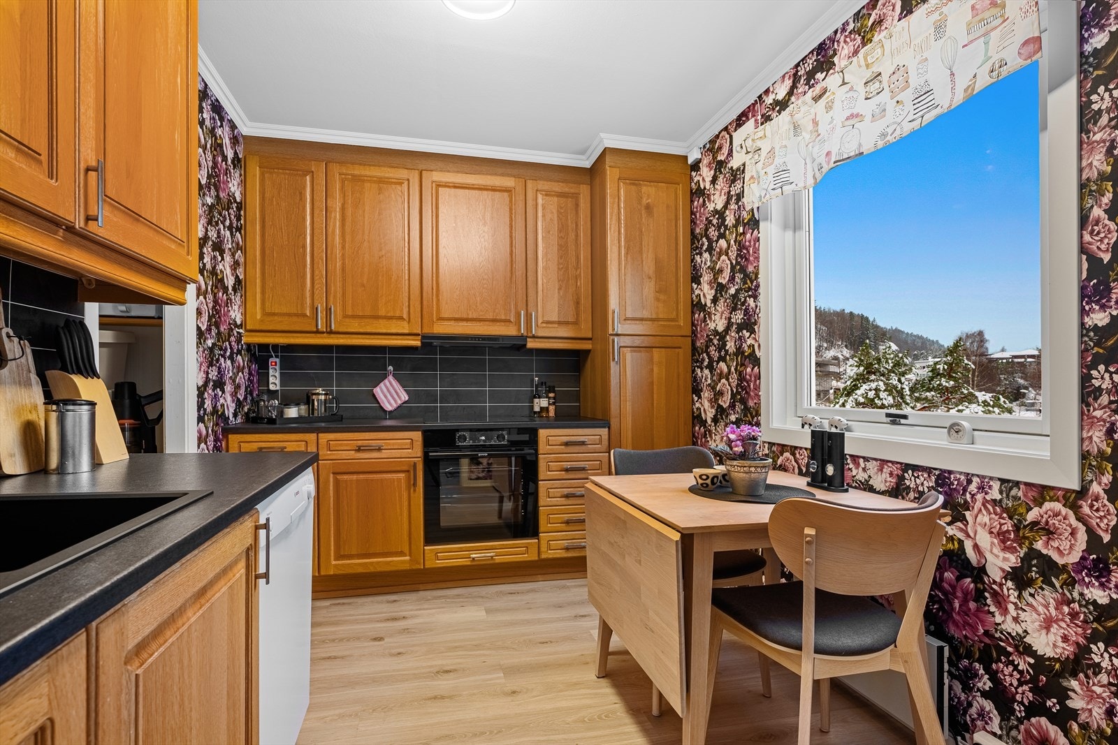 På kjøkkenet er det plass til et lite spisebord. Galleribilde