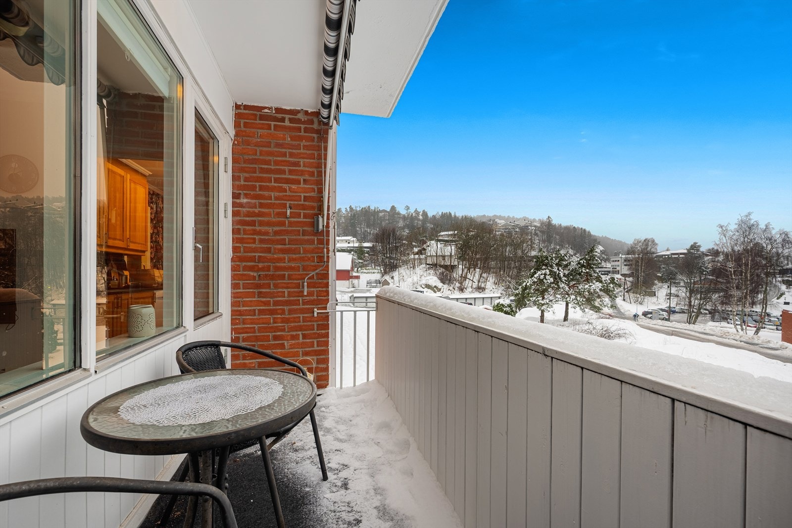 Utgang til egen balkong med ettermiddags- og kveldssol sommerstid. Galleribilde