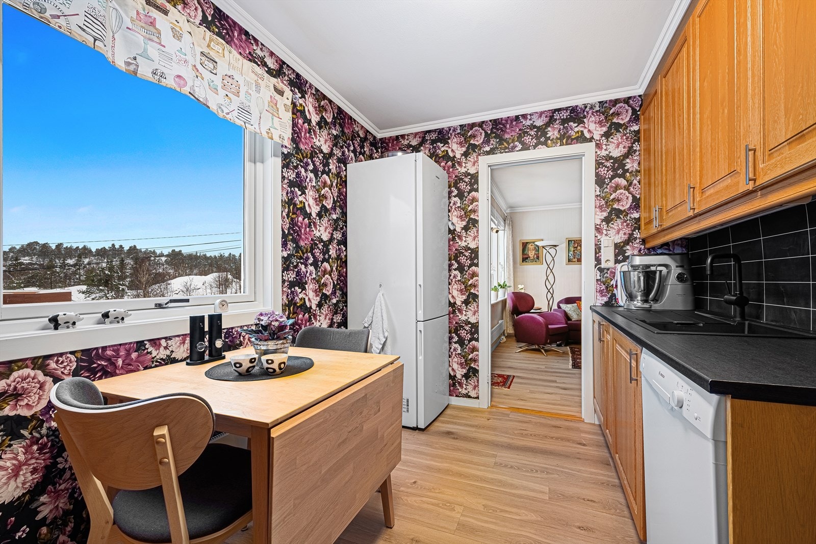 Kjøkkenet har en pen innredning med heltre profilerte fronter og laminert benkeplate. Galleribilde