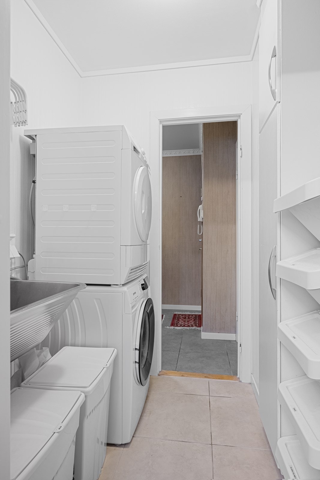 Vaskerommet har inngang fra både kjøkkenet og gangen. Her er det opplegg til vaskemaskin, samt skap for oppbevaring. Galleribilde