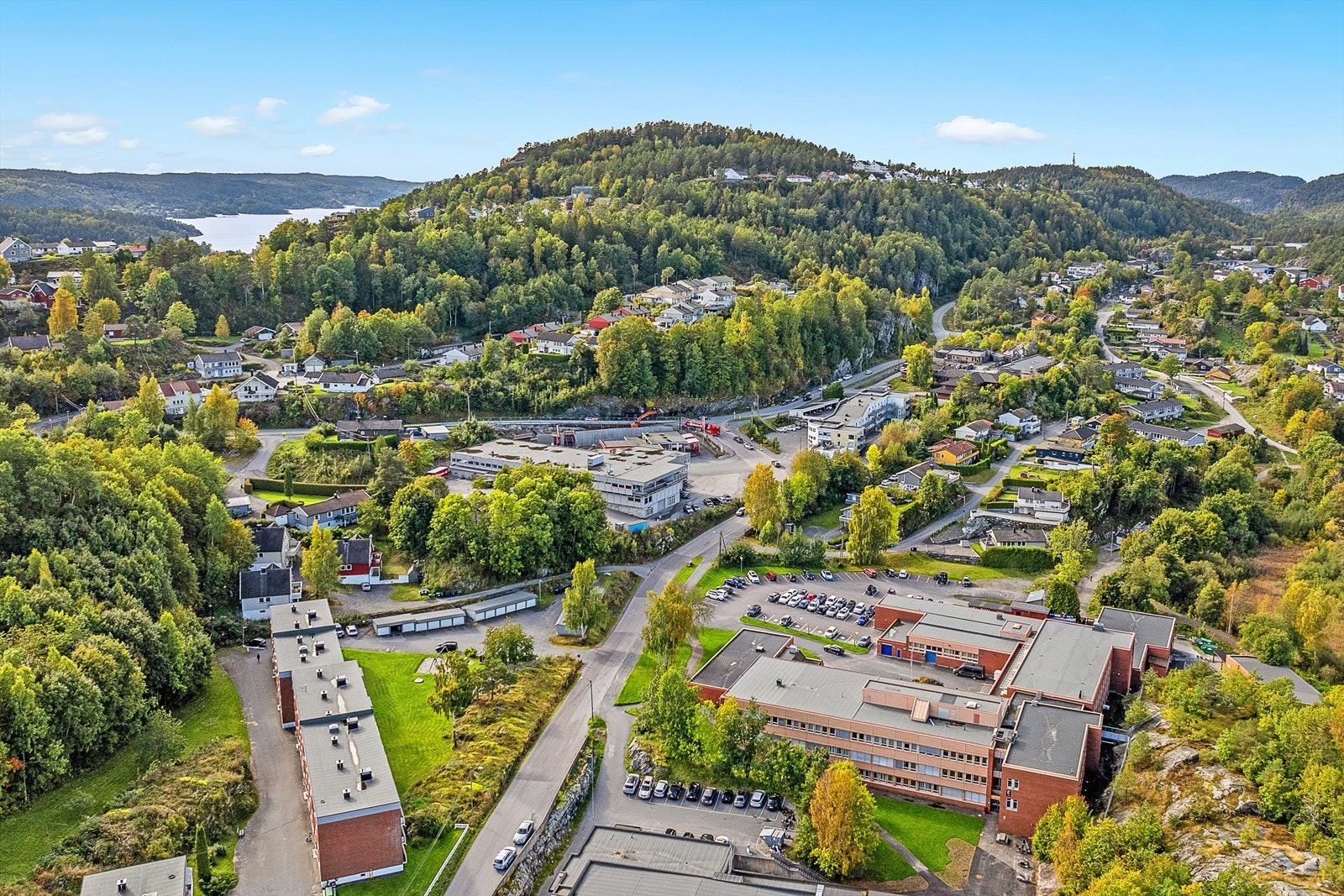 Attraktiv beliggende leilighet på Kalstad i barnevennlig område, med gangavstand til barnehager, skole, idrettshall, naturområder og butikker. Galleribilde
