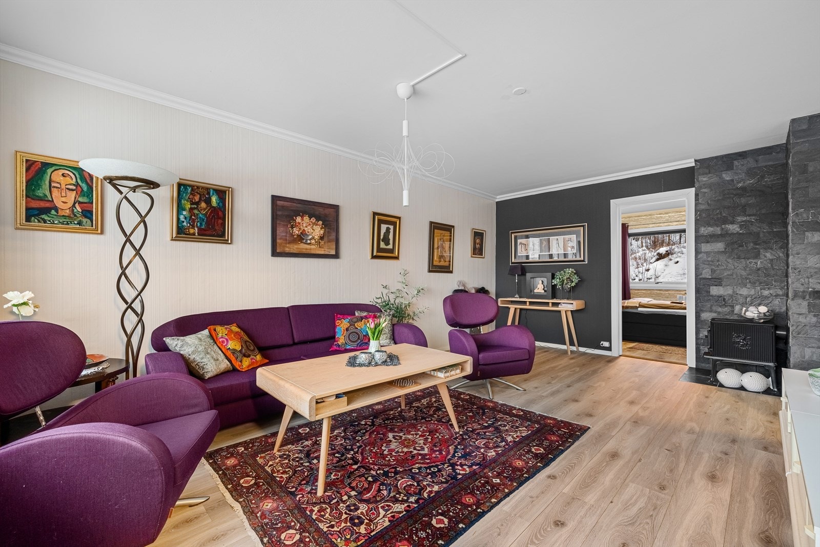 I stuen er det satt inn vedovn som varmer godt. Galleribilde