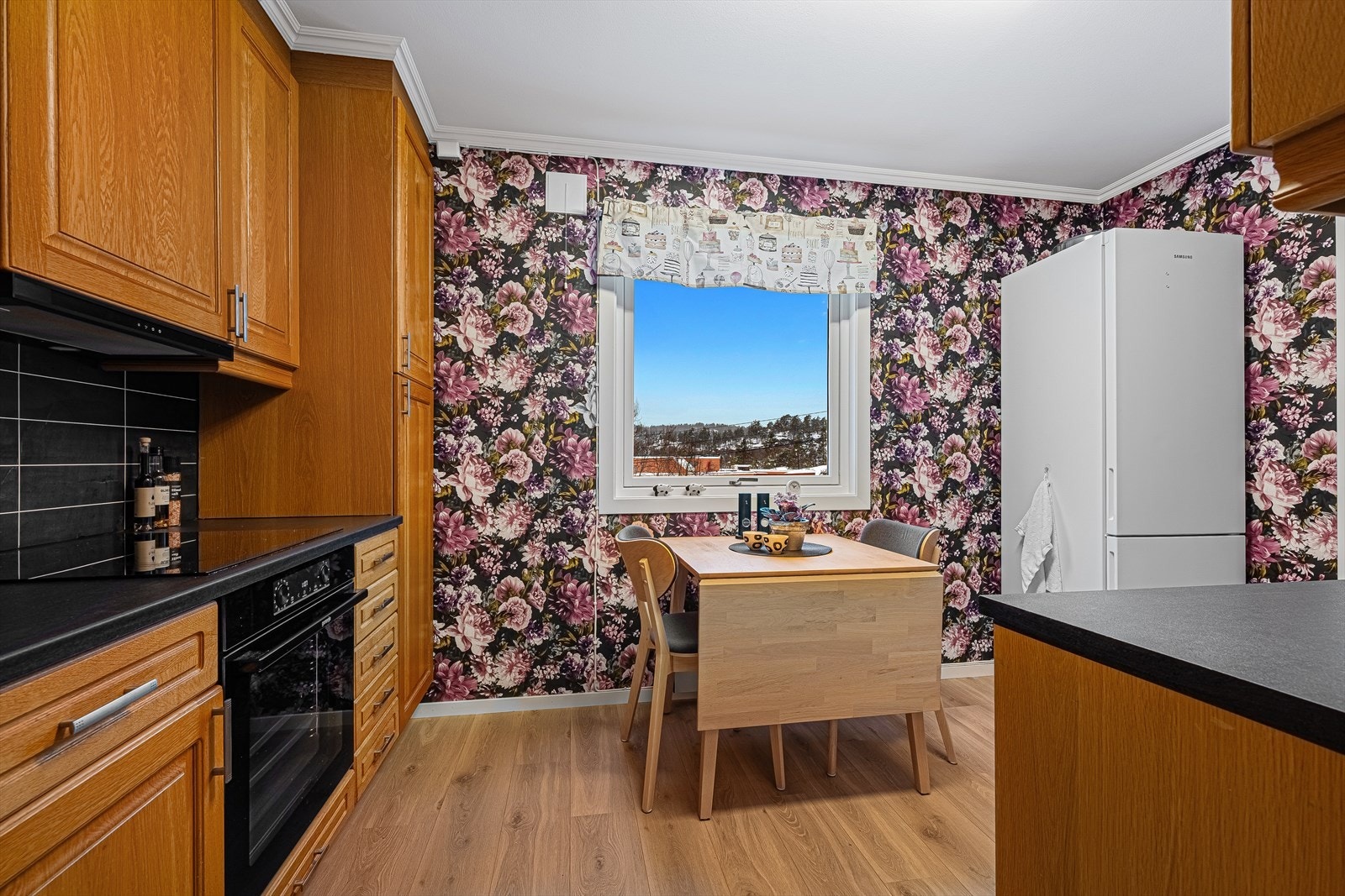 Integrert komfyr / platetopp. Integrert komfyr, platetopp og frittstående oppvaskmaskin medfølger. Galleribilde