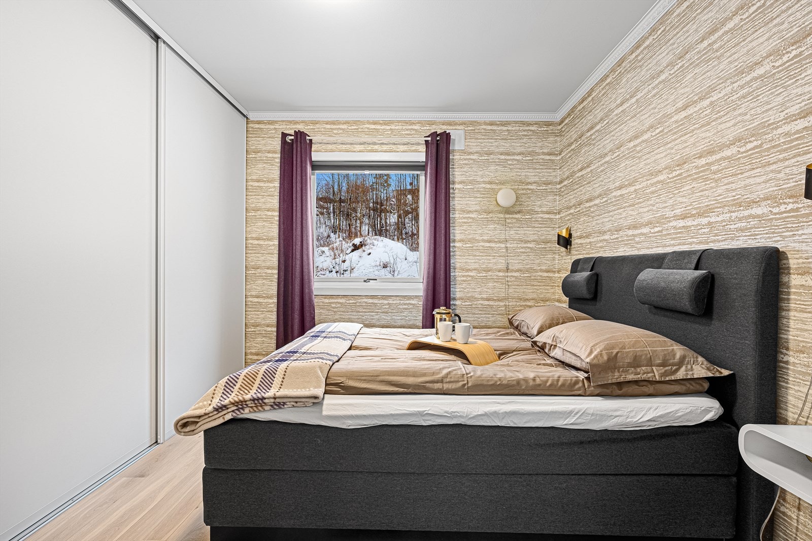 Det er to soverom i leiligheten, begge romslige med pene laminatgulv og skyvedørsgarderobe. Galleribilde