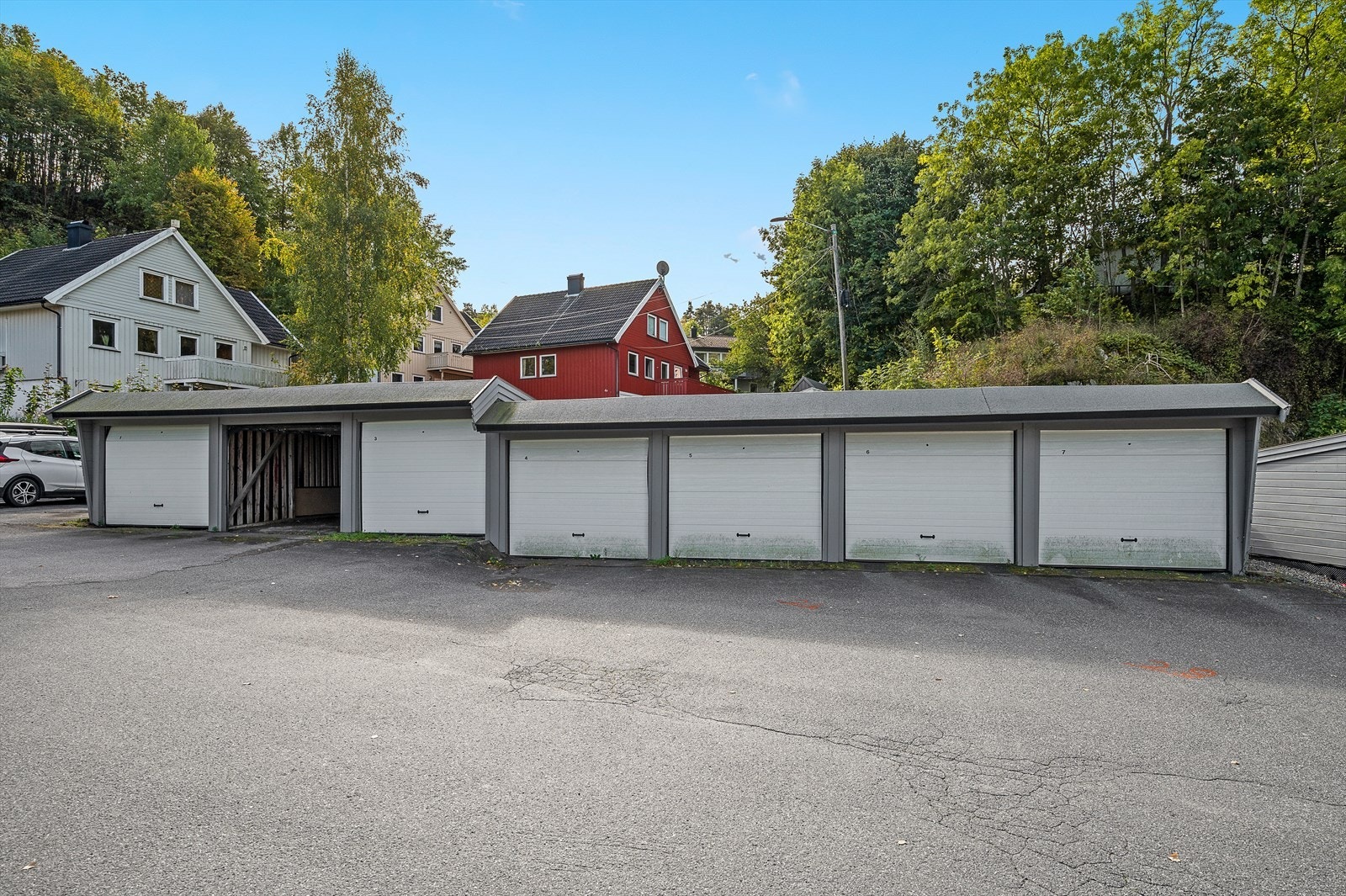 Felles parkering på borettslagets tomt. Borettslaget disponerer i tillegg flere garasjer, disse tildeles etter venteliste internt i borettslaget. Galleribilde