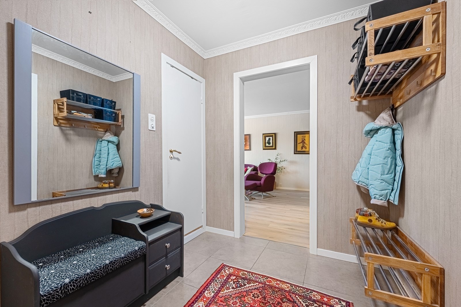 Leiligheten inneholder: Gang, stue/spisestue, kjøkken, 2 soverom, bad, toalettrom og vaskerom/bod. Galleribilde