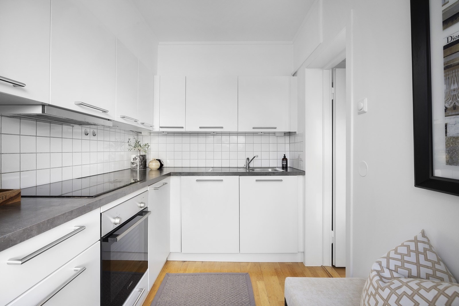 Leiligheten ventileres med mekanisk avtrekk kjøkken. Galleribilde