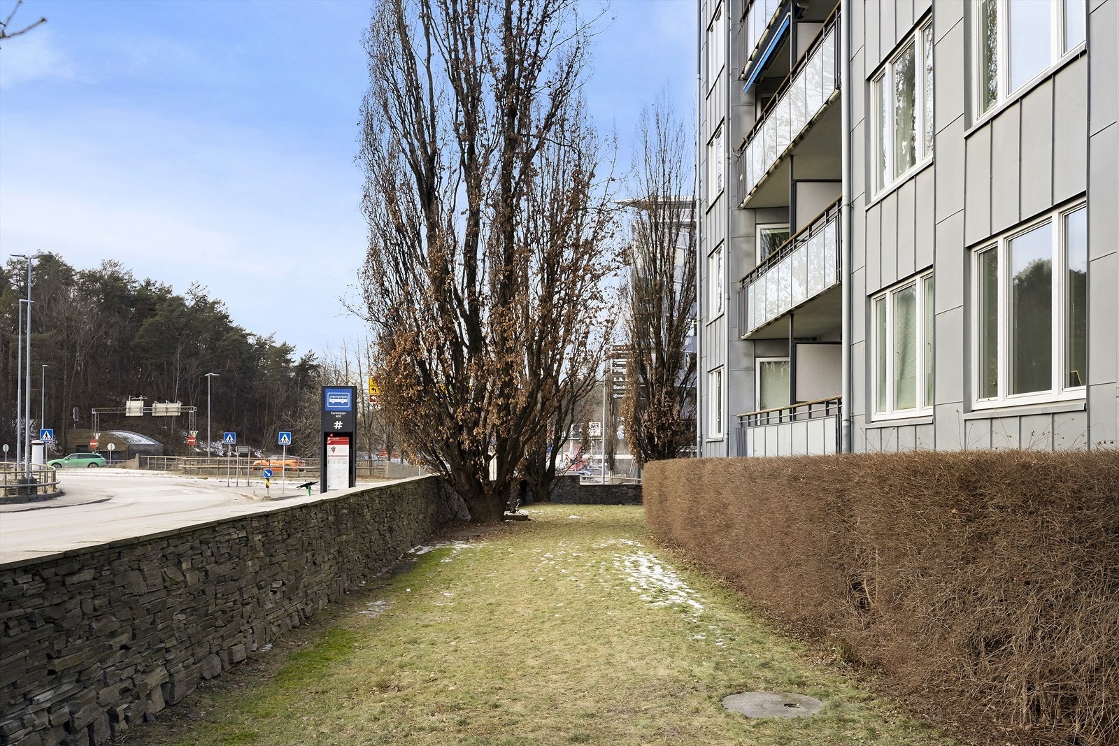 Fasade - "Alle" servicetilbud i Karenslyst allé i umiddelbar nærhet samt kort vei til buss, trikk og tog på Skøyen. Galleribilde