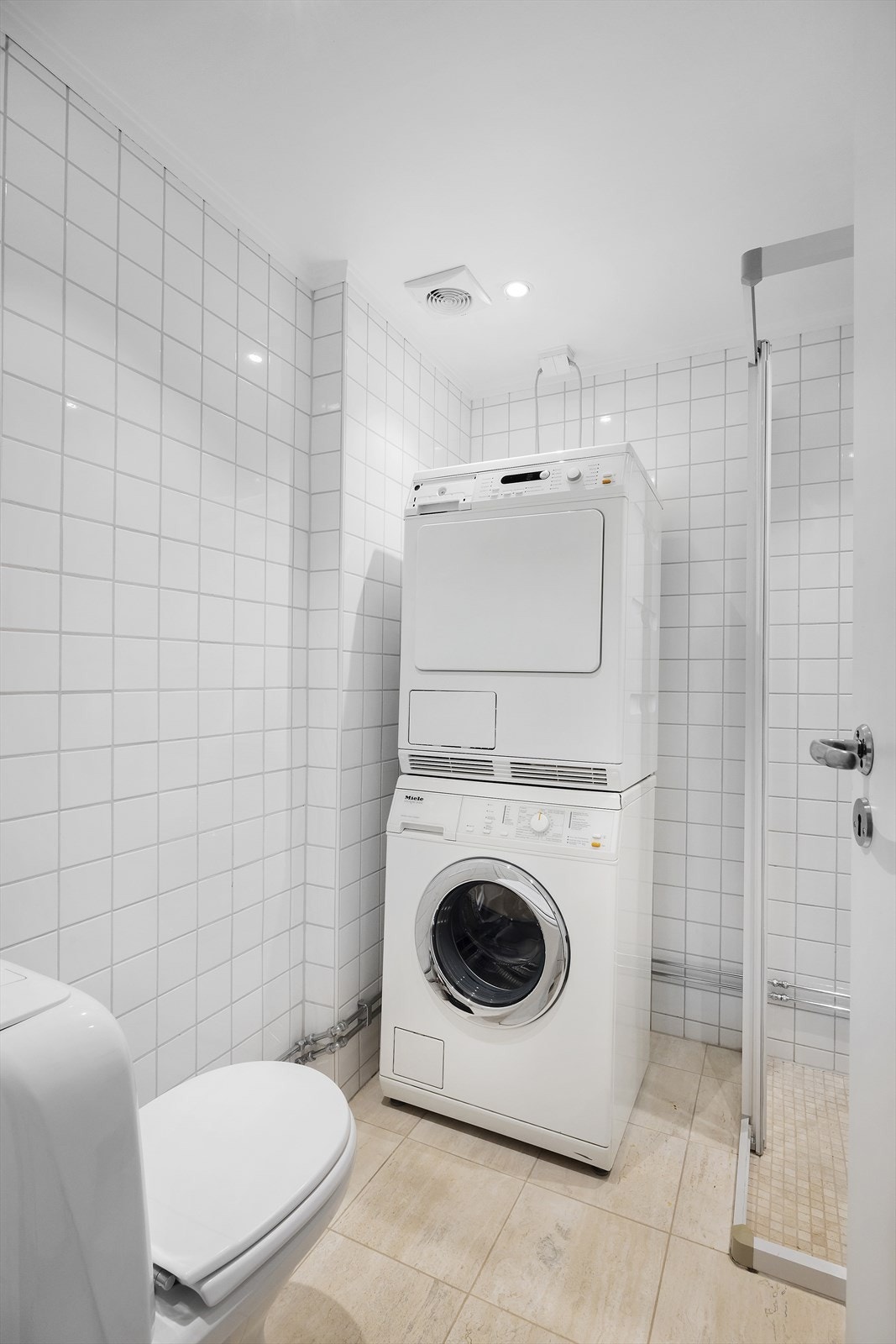 Baderommet har opplegg for vaskemaskin og god plass til tørketrommel. Galleribilde