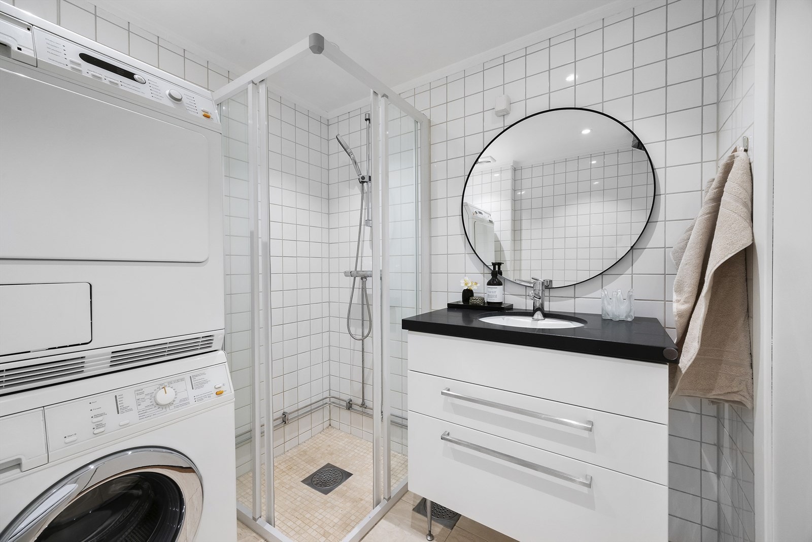 Lyst og tidløst baderom. Galleribilde