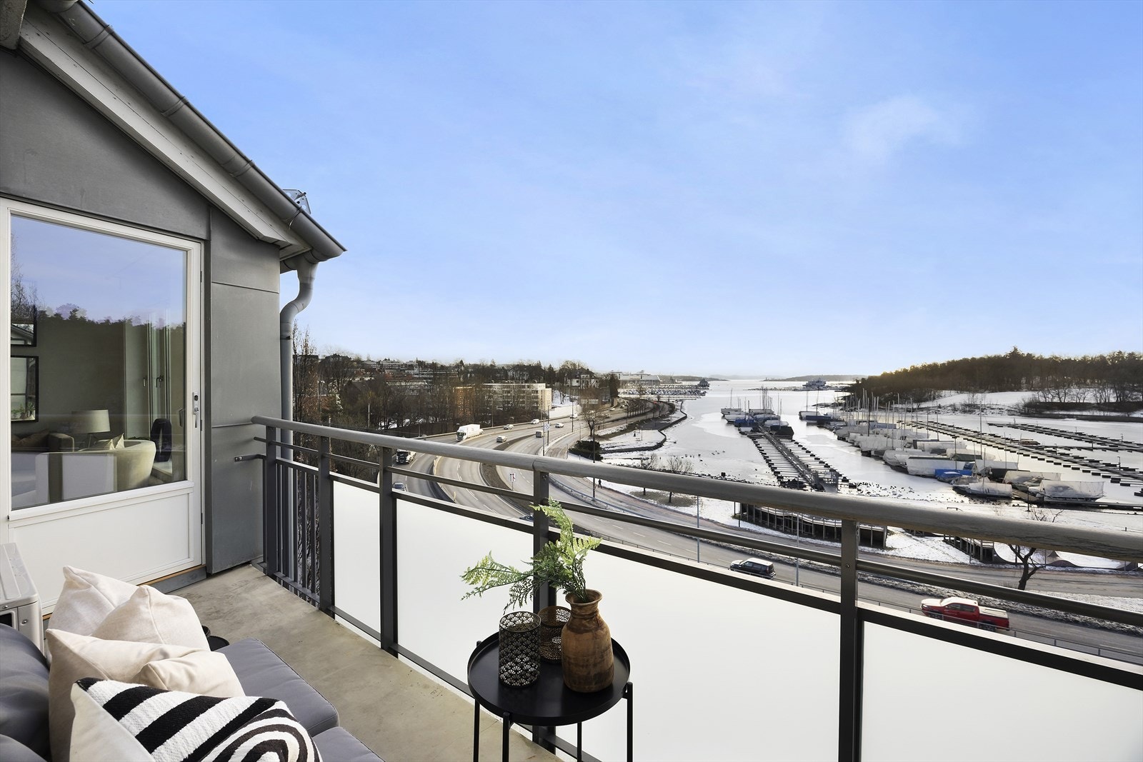 Her kan man nyte utsikten over Frognerkilen fra balkongen. Galleribilde