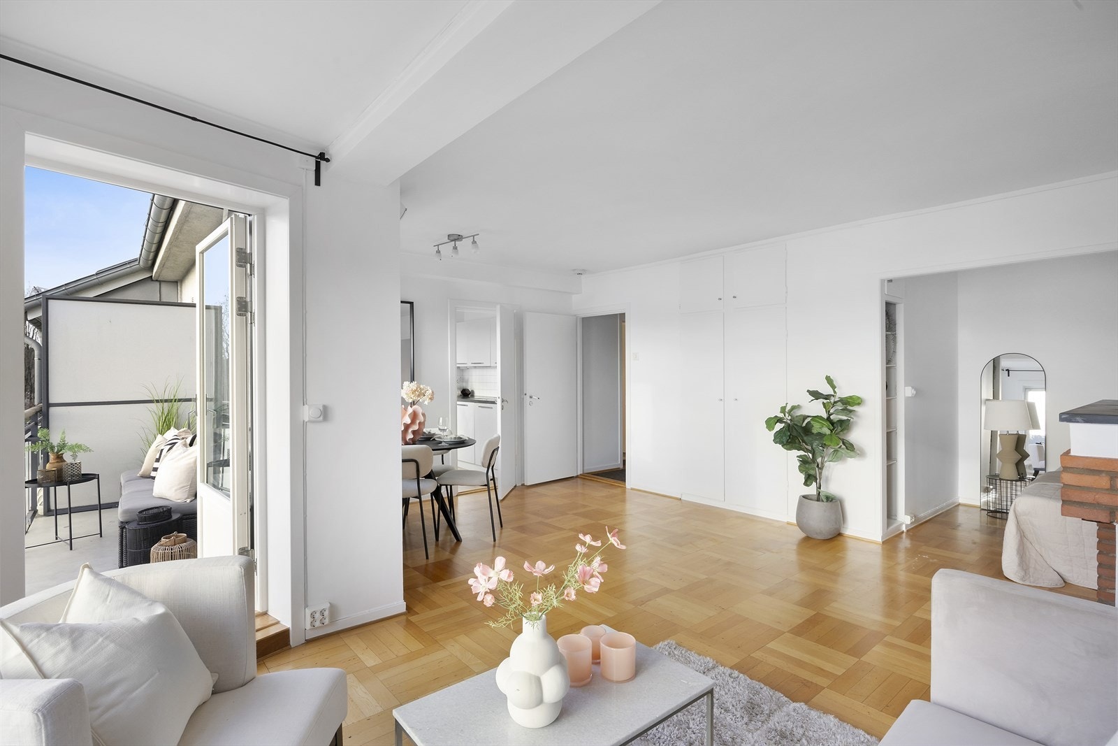 Leilighetens romslige planløsning gir fine muligheter til å skape ulike soner tilpasset behov og livsstil. Galleribilde