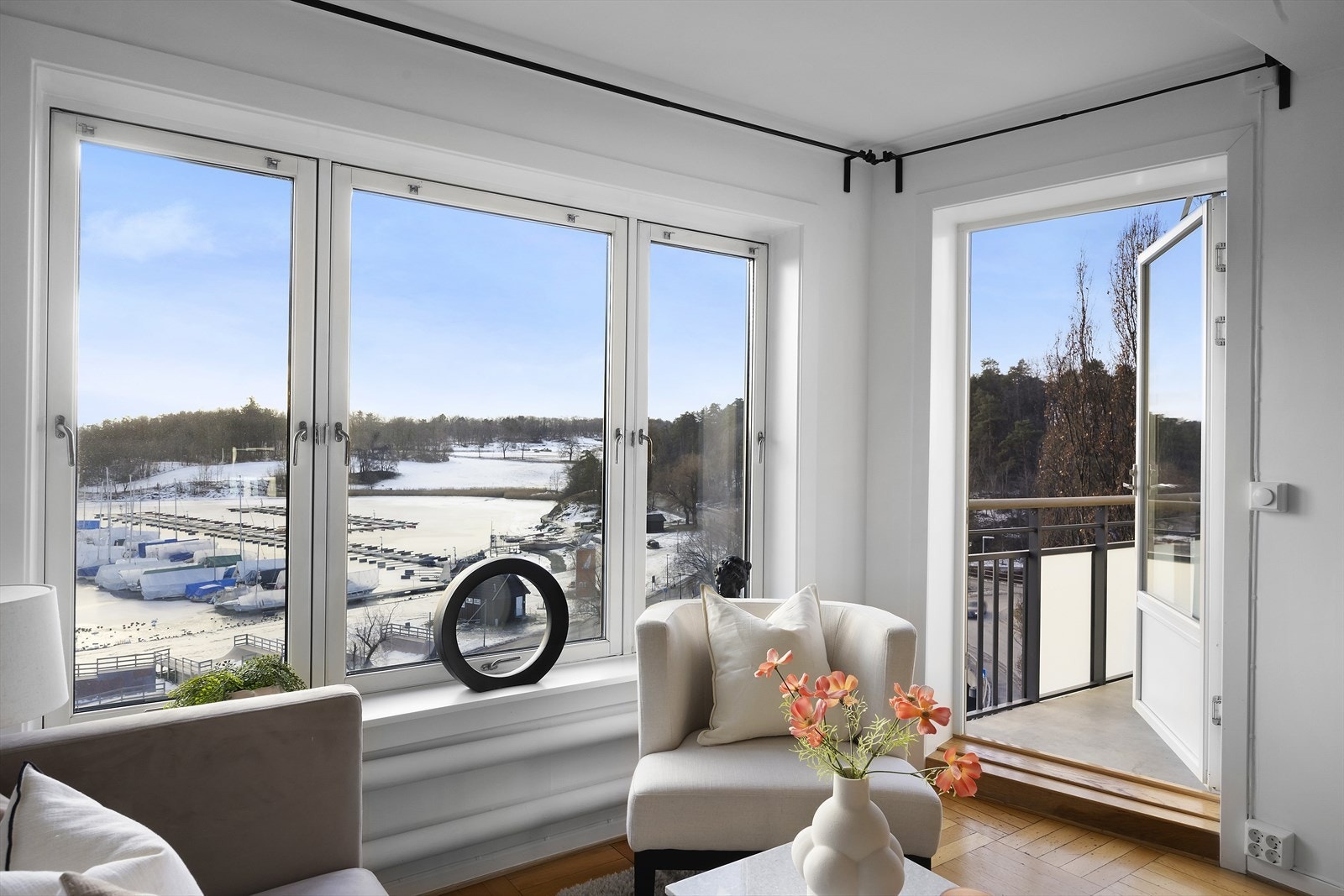 Fra stuen har man direkte adkomst til en solrik balkong på hele 6 kvm. Galleribilde