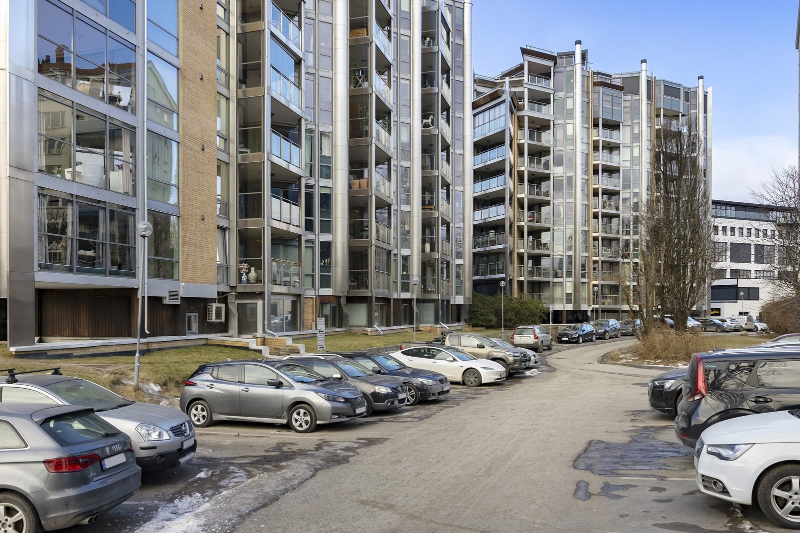 Aksjelaget har 17 parkeringsplasser og det tilbys 1 stk parkeringsbevis til hver leilighet. Galleribilde