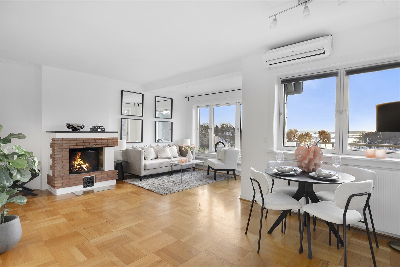 Lys og pen front/toppleilighet med en fantastisk fjordutsikt beliggende i et populært og sentralt boligområde på Skøyen/Sjølyst. Galleribilde