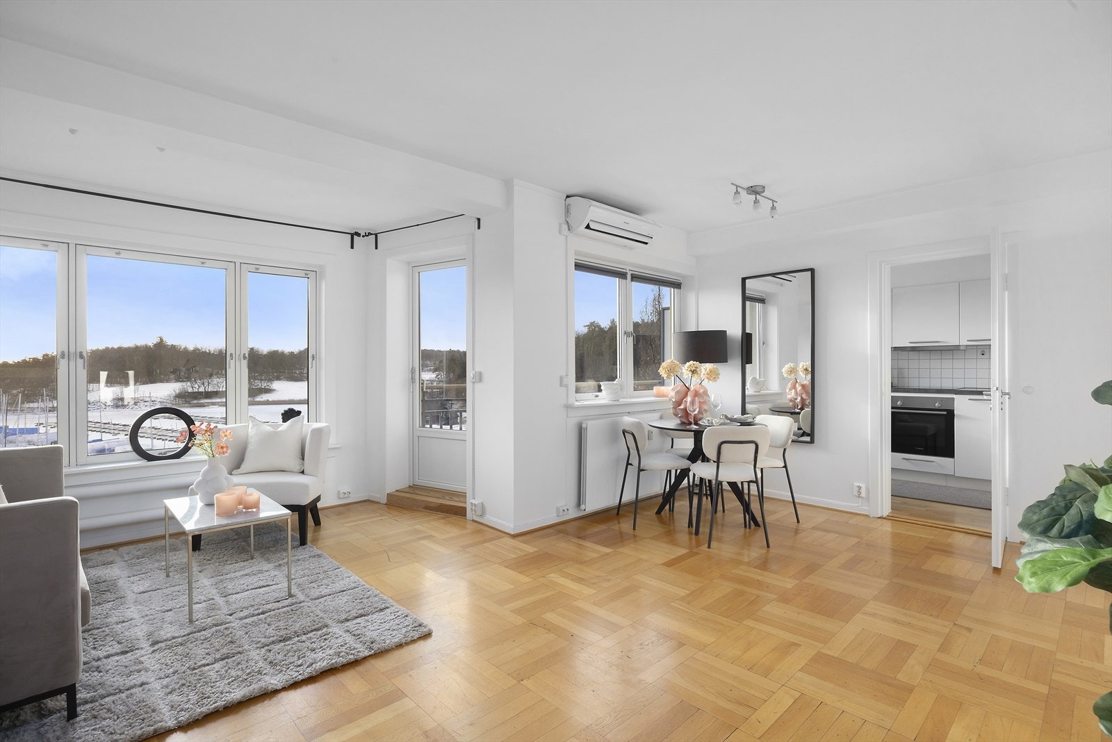 Leiligheten har store vindusflater som slipper inn rikelig med naturlig lys. Galleribilde